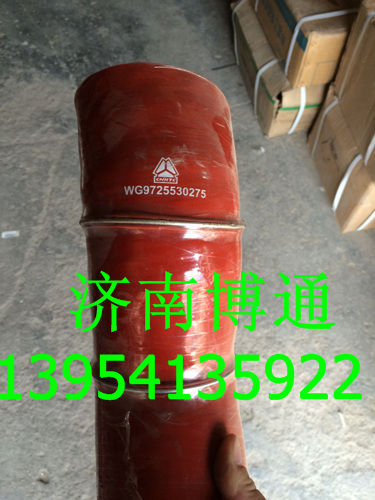 WG9725530275,中冷器出氣膠管(曼車(chē)架/NG),濟(jì)南博通重汽備件庫(kù)